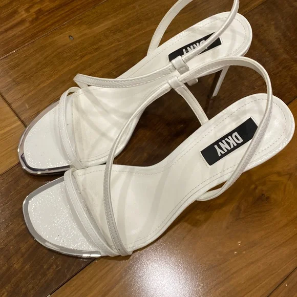 Beautiful sandal - Picture 1 of 5